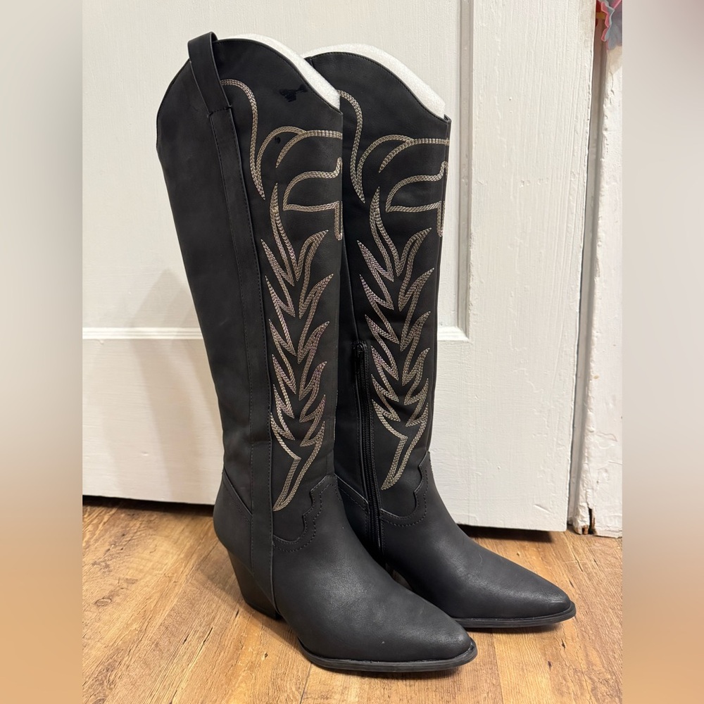 Brand new Black Western Boots, perfect for concert season!
